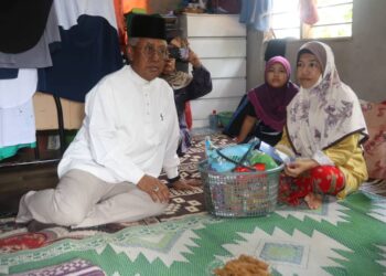 ISMAIL Abd. Muttalib (kiri) menyampaikan sumbangan kepada pesakit barah paru-paru Nonarizam Mohamed Nawawi di Kampung Paya Ladang, Chenor di Maran, Pahang. - FOTO/SALEHUDIN MAT RASAD