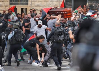 POLIS Israel bertindak memukul dan menendang individu yang mengusung jenazah Shireen di luar hospital sebelum di bawa ke gereja di Baitulmuqaddis.-AFP