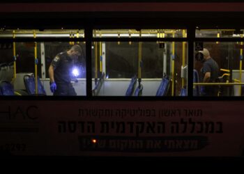 POLIS Israel memeriksa bas yang menjadi sasaran lelaki bersenjata.-AFP