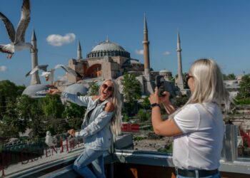 PELANCONG Ukraine mengambil gambar berlatarbelakangkan Masjid Hagia Sophia di Istanbul.-AFP