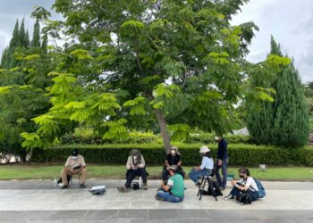 PETUGAS media berteduh di bawah pokok di pekarangan Istana Negara, hari ini bagi mendapatkan perkembangan terkini  mesyuarat Majlis Raja-Raja Melayu tentang pelantikan Perdana Menteri baharu.