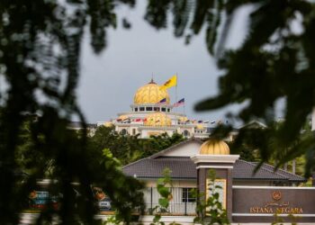 YANG Dipertua Dewan Negara dan Yang Dipertua Dewan Rakyat akan menghadap Yang di-Pertuan Agong di Istana Negara pagi ini. – UTUSAN/AFIQ RAZALI