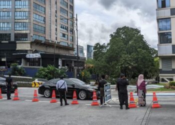KENDERAAN membawa Amirudin turut kelihatan memasuki Istana Negara, sebentar tadi. - FOTO/MOHAMAD HAFIZI MOHD SAID.