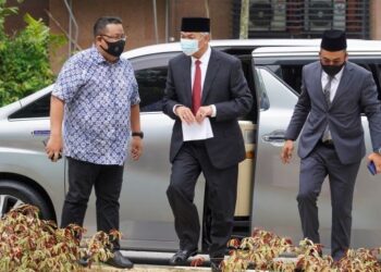 AHMAD Zahid Hamidi keluar dari Istana Negara selepas menghadap Yang di-Pertuan Agong. - UTUSAN/SHIDDIEQIIN ZON
