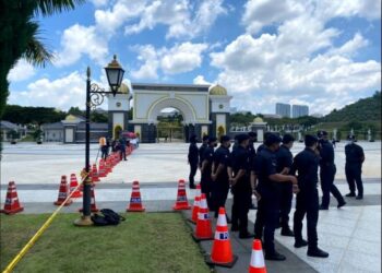 ANGGOTA polis sedang mendengar arahan sebelum ketibaan Ismail Sabri Yaakob untuk mengangkat sumpah Perdana Menteri Kesembilan di Istana Negara, Kuala Lumpur, hari ini. - FOTO/RAMDHAN SAMSUDIN 