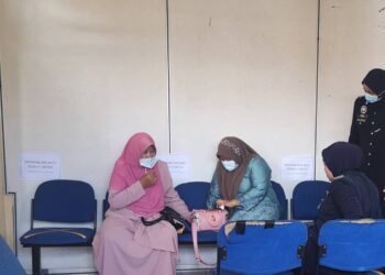 NOOR Aini Mohammad dihadapkan ke Mahkamah Majistret Marang, Terengganu  atas tuduhan mengugut jirannya dengan parang.