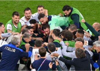 PASUKAN Itali yang memilih jersi warna putih dalam perlawanan awal pagi ini meneruskan kemaraan ke separuh akhir Euro 2020 selepas menewaskan pasukan nombor satu dunia, Belgium 2-1 di Allianz Arena, Munich. - AFP