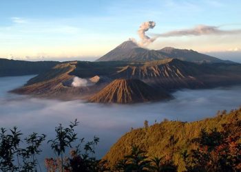 GUNUNG Berapi Semeru di Lumajang, Jawa Timur mula menghamburkan debu panas sehingga mencetuskan panik dalam kalangan penduduk setempat. - AFP