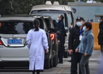 PASUKAN WHO tiba di Hospital Jinyintan untuk mengadakan pertemuan dengan petugas hospital itu di Wuhan, China. - AFP