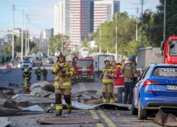 PASUKAN kecemasan memantau lokasi sekitar selepas tentera Russia melancarkan serangan udara di Kyiv, Ukraine. - AFP