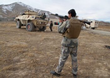 ANGGOTA tentera Afghanistan berkawal di lokasi serangan pengebom berani mati di wilayah Ghazni. - AFP