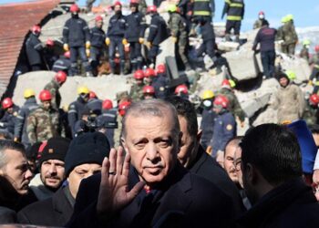 RECEP Tayyip Erdogan disorak penduduk ketika membuat lawatan mangsa gempa bumi di Adiyaman, Turkiye. -AGENSI