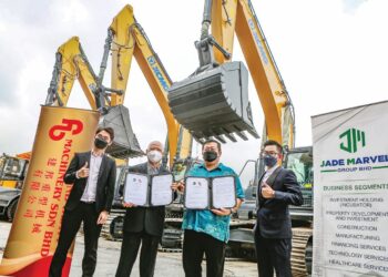 Majlis menandatangani memorandum persefahaman di antara Jadem Trading Sdn. Bhd. dan Findbond Heavy Machinery Sdn. Bhd. di Puchong, Petaling Jaya, membabitkan kerjasama dalam industri perlombongan di dalam negara. – UTUSAN/AFIQ RAZALI