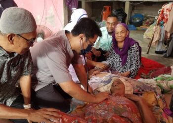 KEDUA-dua pesakit dikunjungi pihak Klinik Kesihatan Peringat bagi melakukan pemeriksaan terhadap pesakit Bidah Abdullah (terbaring) dan Hasmah Abdul Razak (duduk, tiga dari kiri) di Kampung Lepar Limbat, Pasir Tumboh, Kota Bharu, Kelantan, semalam. - FOTO/ROSALWANI CHE SOH