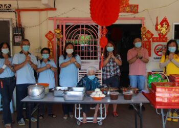 LIEW Hong Chen (berdiri, tiga dari kanan) bersama salah seorang penghuni Pusat Jagaan Orang Tua Weng Da, Chong Keow, 105, pada program sumbangan 'Pun Choy' dan angpau kepada warga emas di pusat jagaan tersebut oleh CRSM Bahagian Rasah, di Seremban hari ini.-UTUSAN/MUHAMMAD IZZAT TERMIZIE.