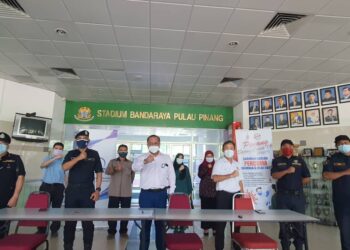 JAGDEEP Singh Deo (tiga dari kanan) ketika meninjau  tapak Program Penang Saring Covid-19 di Stadium Bandaraya, Georgetown, Pulau Pinang.