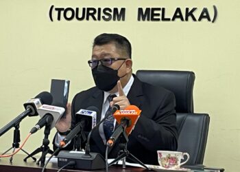 MUHAMMAD JAILANI Khamis ketika sidang akhbar berkenaan pelancongan di Ayer Keroh, Melaka. - UTUSAN/DIYANATUL ATIQAH ZAKARYA