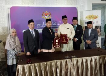 TIMBALAN Ketua Pengarah (Dasar), Datuk Sirajuddin Suhaimee (dua dari kanan) menyaksikan pemeteraian memorandum program kaunseling syarie dan usrah interaktif ‘Sisterhood’ di Kompleks Islam Putrajaya. - UTUSAN/AMREE AHMAD