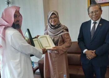HAKIMAH Mohd. Yusof (tengah) bertukar cenderamata dengan Awad Sabti Al Anzi sambil disaksikan Wan Zaidi Wan Abdullah di Riyadh, Arab Saudi. - GAMBAR IHSAN JAKIM
