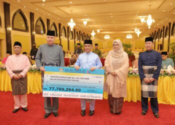 MOHD. Na'im Mokhtar mempersembahkan cek cura kepada Sultan Nazrin Muizzuddin Shah di Istana Iskandariah, Kuala Kangsar, Perak.