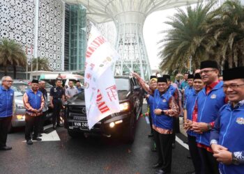 MOHD. Na'im Mokhtar melepaskan konvoi Skuad Musa'adah Agensi bawah Menteri di Jabatan Perdana Menteri (Hal Ehwal Agama) di Dataran Kompleks Islam, Putrajaya. - UTUSAN/FAISOL MUSTAFA