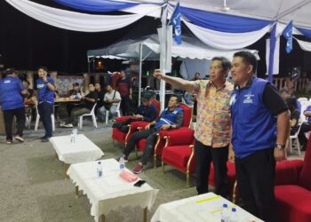 JALALUDDIN Alias mengikuti keputusan semasa si Bilik Gerakan BN di Kuala Klawang.-UTUSAN/NAZARUDIN SHAHARI