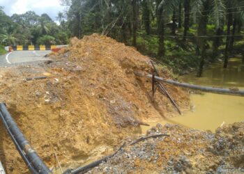 SEBAHAGIAN jalan Jerantut-Benta yang terputus akibat runtuhan cerun dan mendapan tanah berdekatan Kampung Jaya Putra di Jerantut, Pahang.