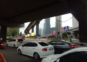 Jalan menghala ke stesen LRT Bangsar ditutup bermula di hadapan Dataran Maybank dekat sini, setakat pukul 8.30 pagi hari ini.