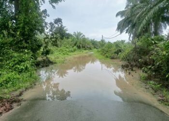 JALAN utama Kampung Paya Garuk di Jerantut, Pahang yang dilimpahi air menyebabkan ia tidak dapat dilalui kenderaan ringan sementara waktu.