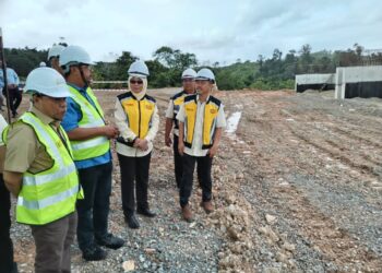 ABDUL RAHMAN Mohamad (dua dari kiri) melawat projek Lebuh Raya Tanpa Tol Projek Lingkaran Tengah Utama (LTU), Seksyen 3J, Kampung Seberang Jelai ke Relong berdekatan Kampung Selindang di Lipis, Pahang. - UTUSAN/HARIS FADILAH AHMAD