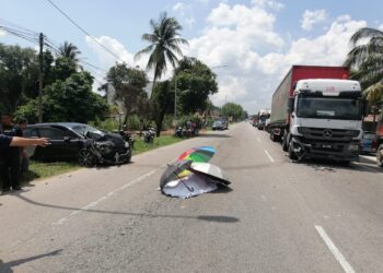 SEORANG pejalan kaki maut selepas dilanggar Honda Stream di Kampung Dendang, Ketereh, Kelantan. - IHSAN POLIS