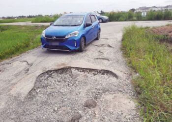 JALAN yang semakin rosak sehingga mewujudkan lopak besar menimbulkan masalah kepada pemandu selain merosakkan kenderaan mereka di Kampung Hutan Pulai, Alor Setar di sini. -UTUSAN/MOHD RIFAAT ABD HAMID