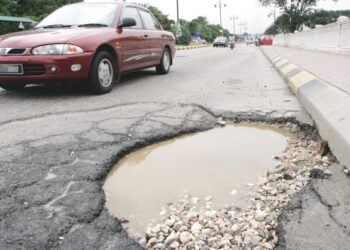 KERAJAAN Persekutuan menyediakan peruntukan RM5 bilion kepada kerajaan negeri untuk kerja-kerja penyelenggaraan kemudahan awam seperti jalan raya yang rosak akibat banjir. - GAMBAR HIASAN