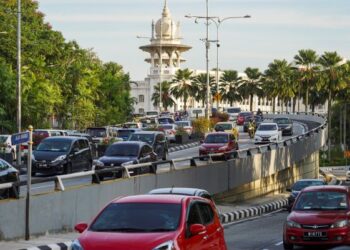 KEADAAN kesesakan trafik ibu kota setiap hari waktu bekerja. -UTUSAN/SHIDDIEQIIN ZON