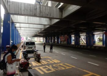 KEADAAN jalan lengang dan terkawal di kawasan bawah jambatan stesen Transit Aliran Ringan (LRT) Bangsar.