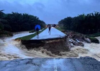 JALAN utama ke Felda Selancar runtuh susulan air deras akibat hujan lebat sekali gus menyebabkan penduduk di situ terputus hubungan.