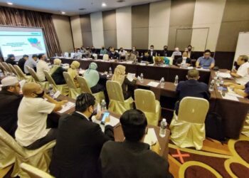 MOHAMMAD FAKHRUDDIN Mohd. Ariff (depan, kanan) mempengerusikan mesyuarat penyelarasan projek Jalinan Digital Negara (Jendela) Pahang 2022 di Hotel Sri Manja di Kuantan, Pahang.