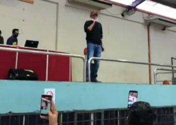 TANGKAP layar video memaparkan Jamal Abdillah membuat persembahan selepas disuntik vaksin Covid-19 di Dewan MBSA, Seksyen 19, Shah Alam, Selangor.