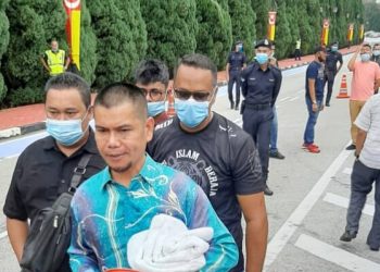 JAMAL Md. Yunos  membawa peralatan mandi yang ingin 'dihadiahkan' kepada Menteri Besar Selangor di Bangunan SSAS di Shah Alam, hari ini. - UTUSAN/ABDUL RAZAK IDRIS