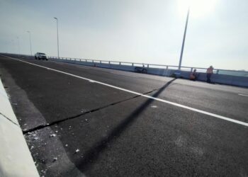 BAHAGIAN pada Jambatan Bagan Datuk yang dikatakan merekah. - UTUSAN