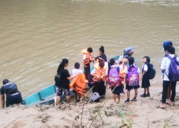 MURID SK Dandun, Pitas terpaksa menaiki bot sejak jambatan gantung menghubungkan lima kampung terputus.
