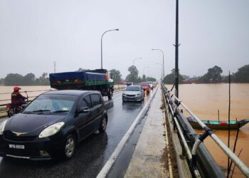 JAMBATAN Manir, Kuala Terengganu yang didakwa akan runtuh dalam video yang tular, baru-baru ini.