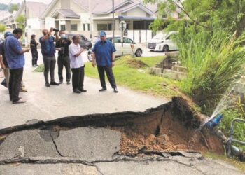 SAIFUDDIN Abdullah (depan, kanan) melihat kejadian jambatan runtuh di Bukit Setongkol Perdana di Kuantan, Pahang. – UTUSAN/DIANA SURYA ABD WAHAB.