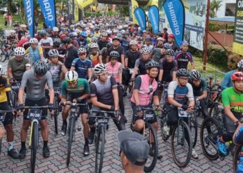 PARA peserta yang menyertai Kayuhan Shimano BMLR Jamboree 2022 sejauh 58 kilometer di BMLR di Bagan Serai hari ini. - UTUSAN