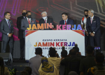 ISMAIL Sabri Yaakob (tengah) melakukan gimik perasmian Ekspo Kerjaya Jamin Kerja Keluarga Malaysia 2022 di Pusat Dagangan Dunia (WTC) Kuala Lumpur. Turut sama, Menteri Sumber Manusia, Datuk Seri M. Saravanan (tiga kiri) dan Pengerusi Perkeso, Prof. Tan Sri Dr. Mohamed Haniffa Abdullah (tiga kanan). – UTUSAN/FARIZ RUSADIO