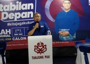 DR. ADHAM Baba menyampaikan ceramahnya di Bilik Gerakan DUN Kukup, di Pontian, Johor, malam tadi.