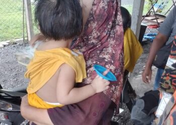 KEADAAN kanak-kanak yang jarinya tersepit pada penutup tempat basuh tangan di Kampung Jana Baru, Kamunting, Taiping hari ini. - UTUSAN/JBPM PERAK