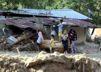 SEBAHAGIAN kanak-kanak mangsa kejadian kepala air dan banjir lumpur yang hilang tempat tinggal, bermain di sekitar kawasan itu di Kampung Iboi, Baling, Kedah. - UTUSAN/IQBAL HAMDAN