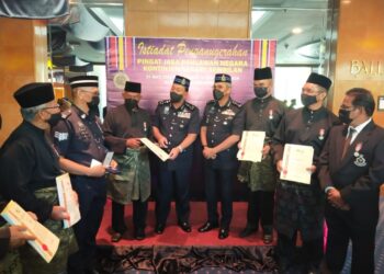 ZAINI Jass (empat dari kiri) bersama penerima Pingat Jasa Pahlawan Negara di Seremban, hari ini. - UTUSAN/NOR SHAFAWATI YUP