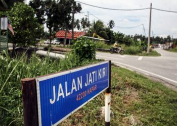 KEADAAN sekitar Jalan Jati Kiri semasa tinjauan berikutan penularan wabak Covid-19 kluster kilang di Jalan Jati kiri, Kapar, Klang Selangor. - UTUSAN/ZULFADHLI ZAKI